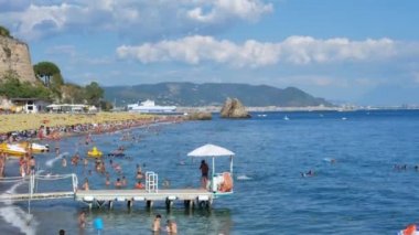 Vietri sul Mare plajı ve mavi deniz