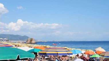 Vietri sul Mare plajı ve mavi deniz