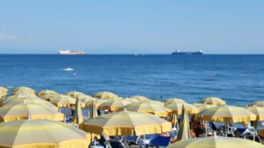 İtalya'da sarı şemsiyeler ve mavi deniz