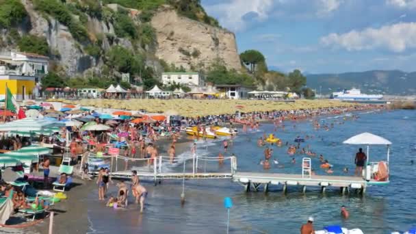 Spiaggia pubblica e privata nella soleggiata giornata estiva in Italia — Video Stock