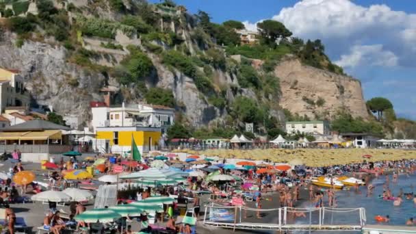 Strand i Vietri sul Mare och Blue Sea — Stockvideo