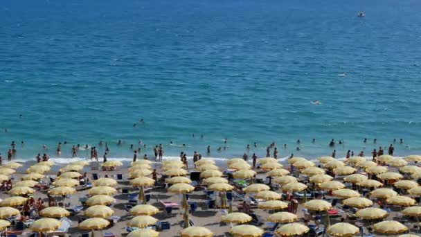 Playa con sombrillas de pago en Vietri sul Mare — Vídeos de Stock