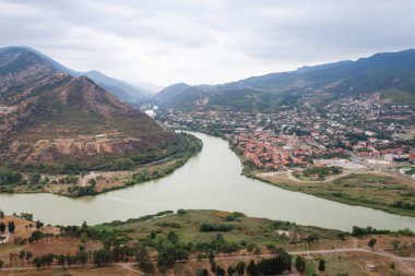 Mtskheta'nın tarihi merkezinin görünümü ve nehirlerin birleştiği yer