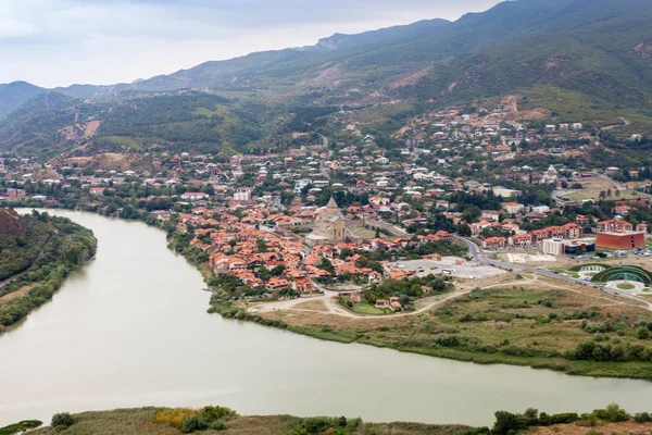 Mtskheta'nın tarihi merkezinin görünümü ve nehirlerin birleştiği yer