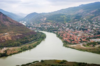 Mtskheta'nın tarihi merkezi ve nehirlerin birleşmesi