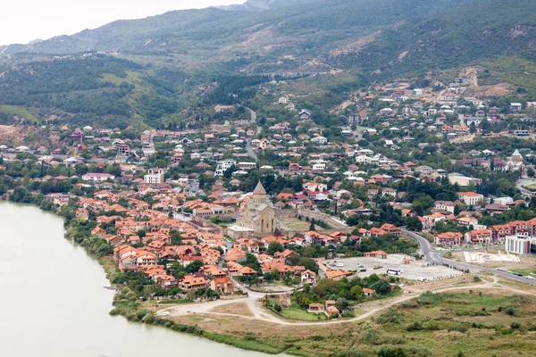 Mtskheta tarihi merkezinin kırmızı çatıları