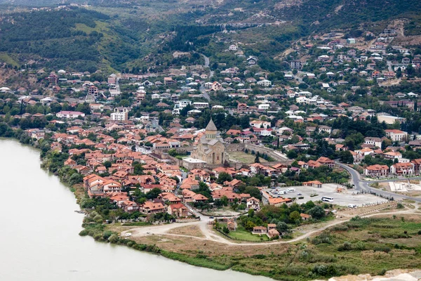 Gürcistan'da Mtskheta tarihi merkezi ve nehir