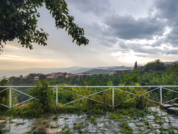 Yağmurdan sonra sabah Sighnaghi Teras