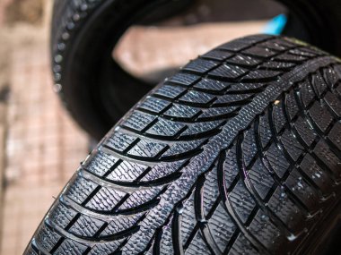 Dükkanın yakınındaki güneşli bir sokakta yıkanmış lastikler yenilendi