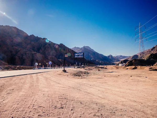 Dahab yakınlarındaki çölde dağlar ve yol