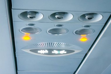 Uçakta havalandırma sistemi ve uyarı ışıkları