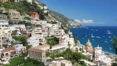 Positano kasabası ve deniz üzerinde yukarıdan görünümü