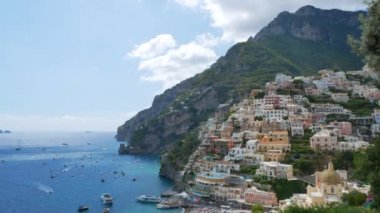 Positano ve plajda renkli binalar - Aşağıdan Tilt