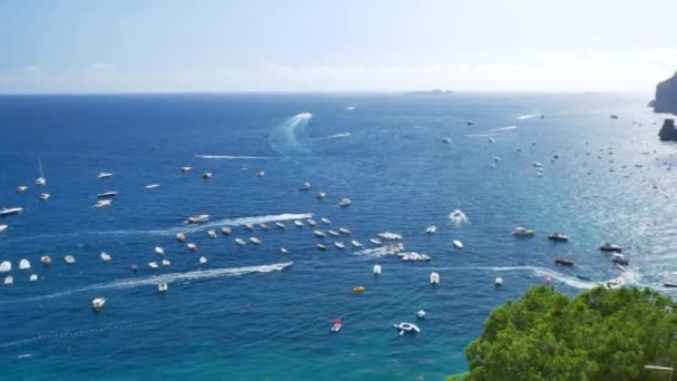 Uitzicht op boten en het strand in Positano — Stockvideo