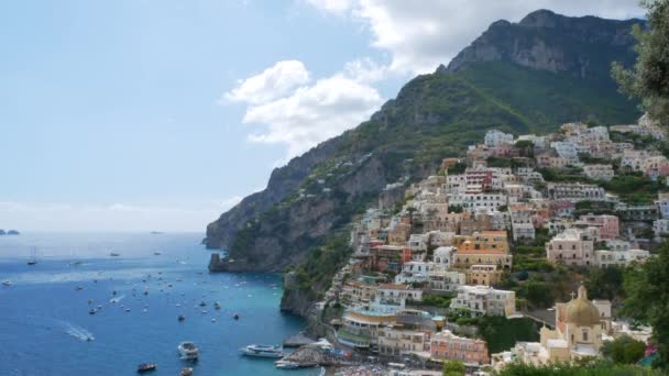 Kleurrijke gebouwen in Positano en het strand-kantelen vanaf de bodem — Stockvideo