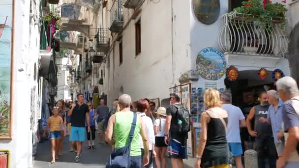 Pessoas se reúnem perto da loja com cartões postais em Amalfi — Vídeo de Stock
