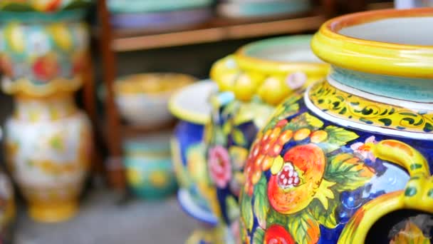Традиційна керамічна ваза в магазині в Амальфітані — стокове відео