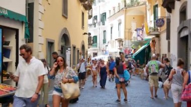 Amalfi sokakta insanlar kalabalık - Orta atış