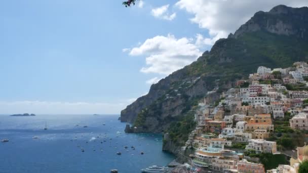 Färgglada byggnader på kullen i Positano — Stockvideo