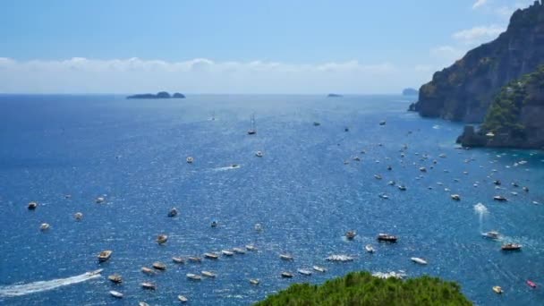 Blick von oben auf Boote und blaues Wasser in positano — Stockvideo