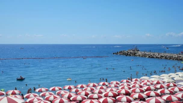 Maksettu sateenvarjot rannalla Amalfi — kuvapankkivideo