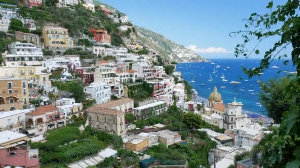 Blick von oben auf die Kirche Santa Maria Assunta in Positano — Stockvideo