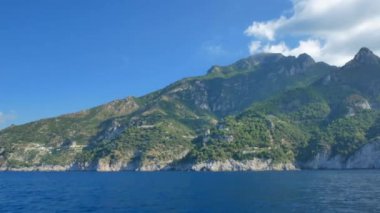 Yaz aylarında Amalfi Sahili'nde yeşil tepeler ve mavi gökyüzü
