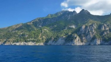 Yaz aylarında Amalfi Sahili'nin sahil ve yeşil tepeleri