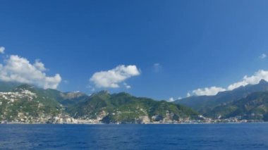 Mavi gökyüzü ve Amalfi Sahili'nin suyu