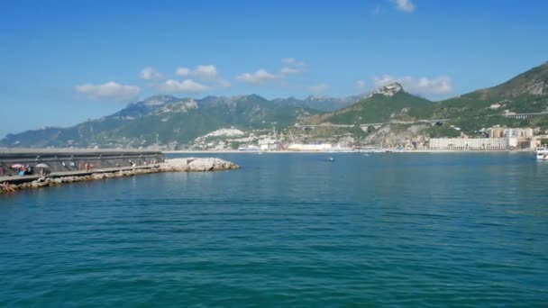 Vista desde el ferry turístico en movimiento en la costa de Salerno — Vídeos de Stock