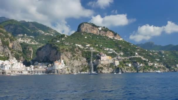 Vista dal traghetto in movimento sulla città di Amalfy e Amalfy Coast — Video Stock