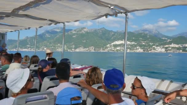 Mensen op de bewegende toeristische veerboot naar Amalfi — Stockvideo