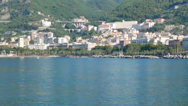 Pfanne vom Strand von Salerno zu den Menschen auf der Touristenfähre — Stockvideo