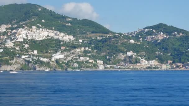 Uitzicht op de zeiljacht en de kust van Amalfi vanaf de bewegende veerboot — Stockvideo