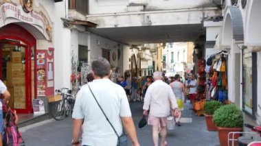 Amalfi sokakta turistler kalabalık - Orta atış