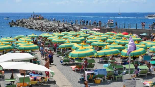 Strand in Amalfi op zonnige zomerdag — Stockvideo