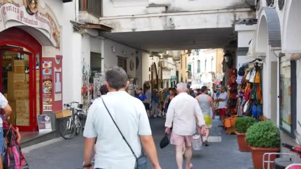 Turistas multidão na rua em Amalfi - Medium shot — Vídeo de Stock