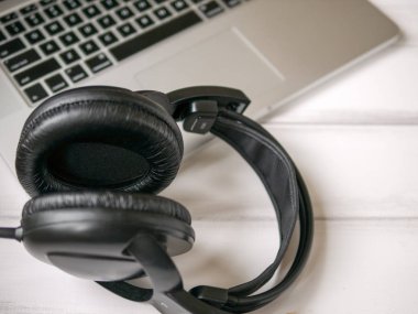 Dizüstü ve kulaklıklı ahşap çalışma masası