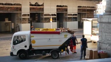 Napoli'de karton toplayan işçiler