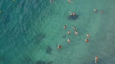 İnsanlar yaz aylarında Sorrento şeffaf deniz suyunda yüzmek