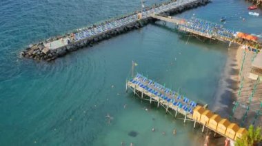 Gün batımından önce yaz aylarında Sorrento Beach