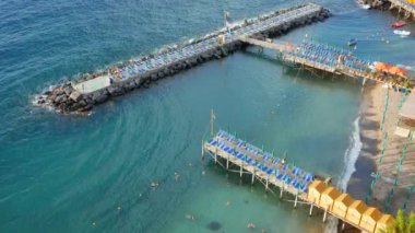 Yaz aylarında gün batımından önce Sorrento'da doğal plaj