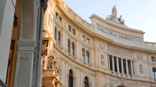 Μπροστά από την Γκαλερία Ουμπέρτο I το πρωί ηλιακό φως στη Νάπολη — Αρχείο Βίντεο