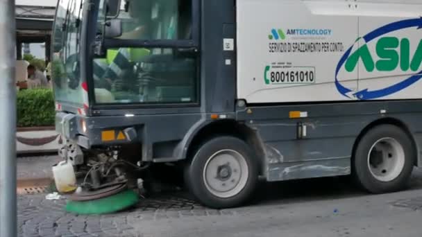 Straat schoonmaak voertuig in het centrum van Napels — Stockvideo