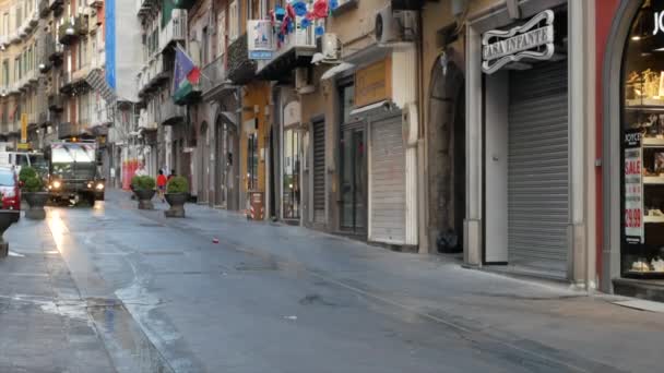 Vehículo de limpieza en la calle Via Chiaia en Nápoles — Vídeos de Stock