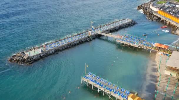 Breed shot van het strand en de zee in Sorrento in de zomer — Stockvideo