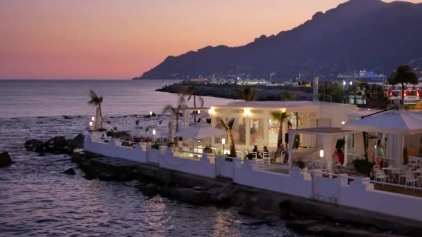 Restaurante após o pôr do sol no calçadão em Salerno — Vídeo de Stock