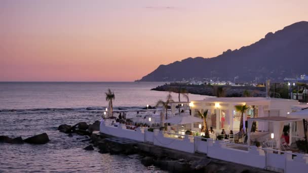 Romantická restaurace na břehu moře a v kopcích — Stock video
