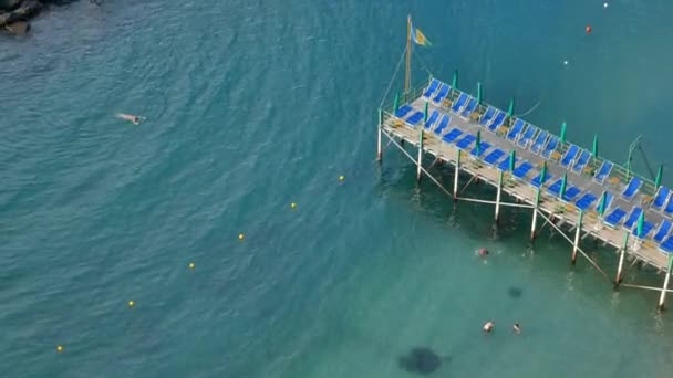 Люди плавають на пляжі в Сорренто влітку-Tilt — стокове відео