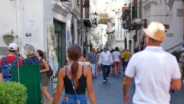 Turistas na rua em Amalfi — Vídeo de Stock